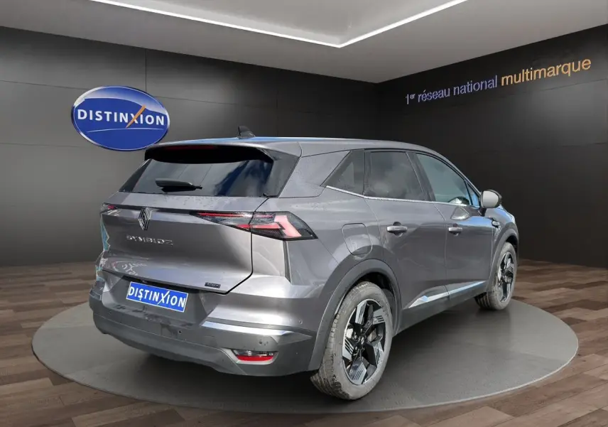 Renault SYMBIOZ gris clair en 3/4 arrière droit, avec feux arrière LED fins et jantes noires distinctives.