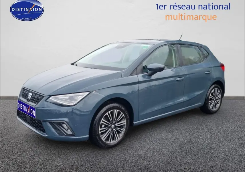 SEAT Ibiza 2025 gris vue 3/4 avant droit, avec jantes alliage et phares LED triangulaires.