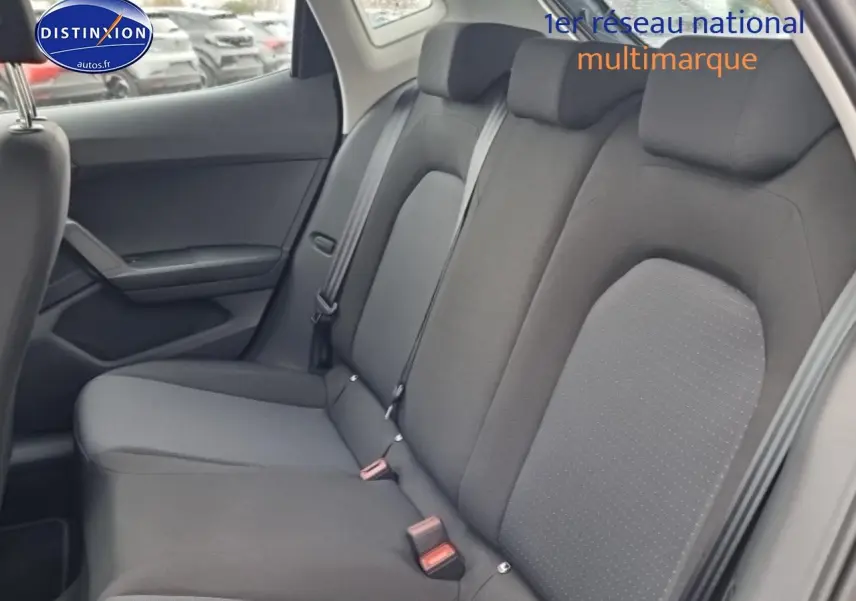 Vue intérieure côté droit montrant la banquette arrière gris foncé avec appuie-têtes et ceintures de sécurité du SEAT Ibiza 2025.