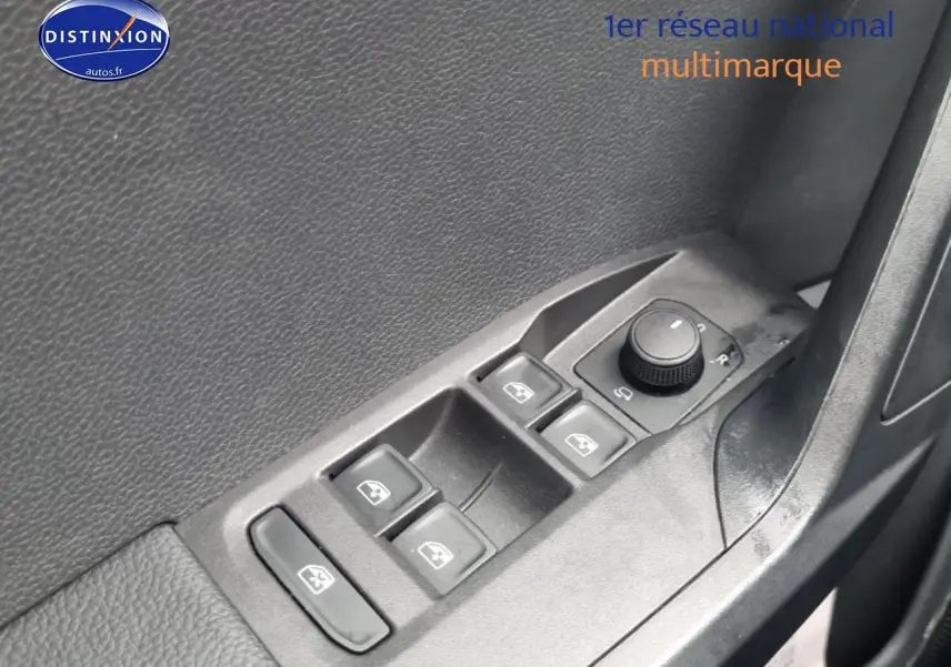 Détail des commandes des vitres électriques et réglage des rétroviseurs sur la porte côté conducteur d'une SEAT Ibiza gris 2025.