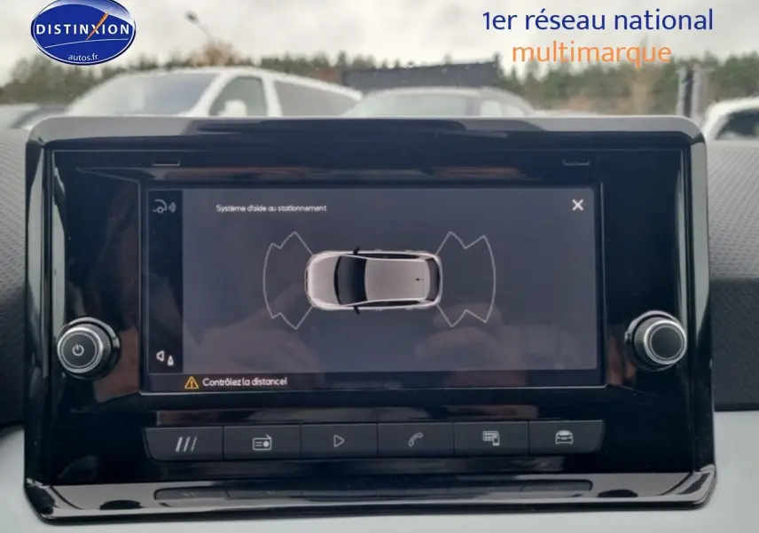 Écran tactile central affichant le système d'aide au stationnement dans l'habitacle d'une SEAT Ibiza gris.