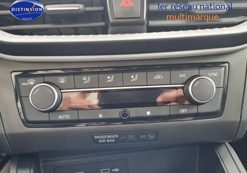 Détail de la console centrale avec commandes de climatisation et boutons multifonctions d'une SEAT Ibiza gris 2025.