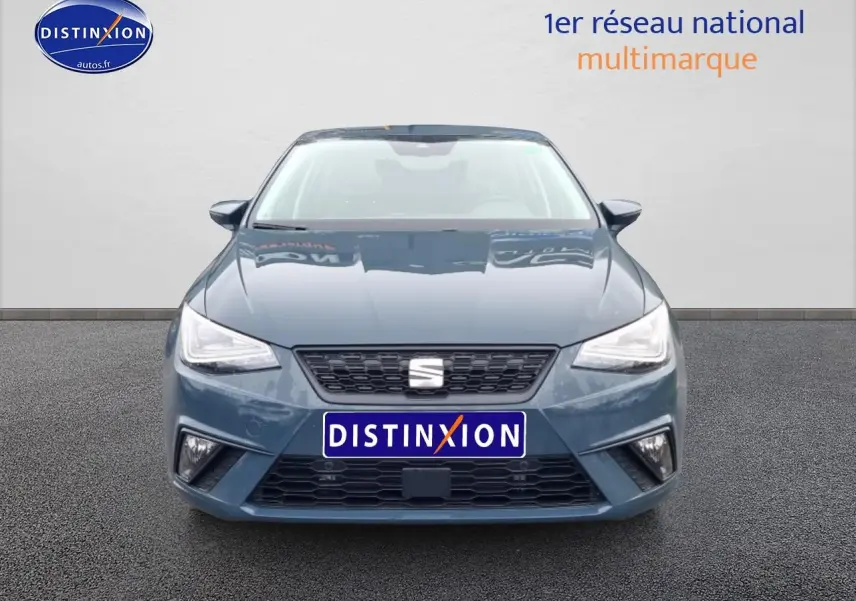 Vue frontale d'une SEAT Ibiza 1.0 TSI 95 Copa gris, avec phares LED et calandre noire distinctive.