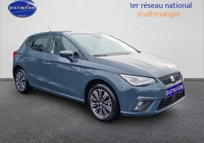 SEAT Ibiza gris vue 3/4 avant droit, avec phares full LED et jantes alliage 16 pouces design.