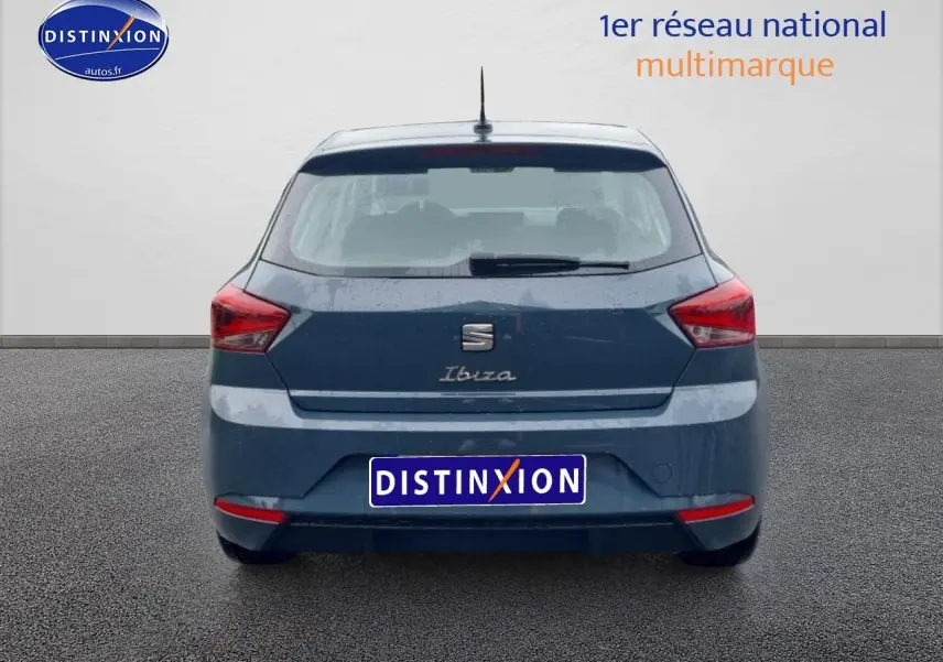 Vue arrière d'une SEAT Ibiza 2025 gris foncé avec feux arrière anguleux et logo Ibiza manuscrit sur le hayon.