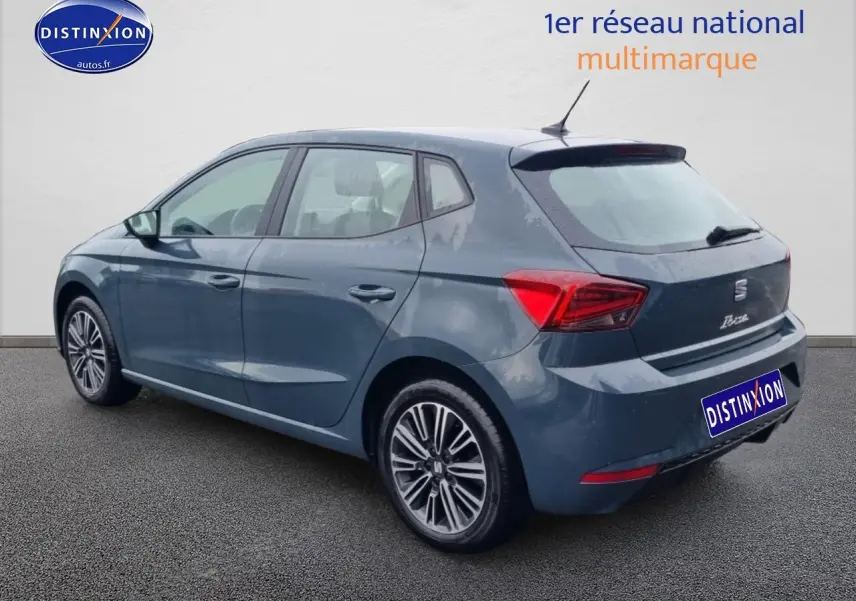 Vue 3/4 arrière droite d'une SEAT Ibiza gris métallisé avec jantes alliage et feux arrière LED triangulaires.