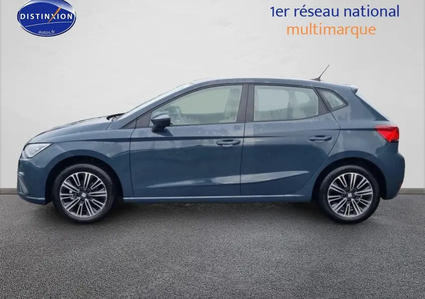 Profil droit de la SEAT Ibiza gris 2025 avec jantes alliage et lignes épurées sur fond neutre.