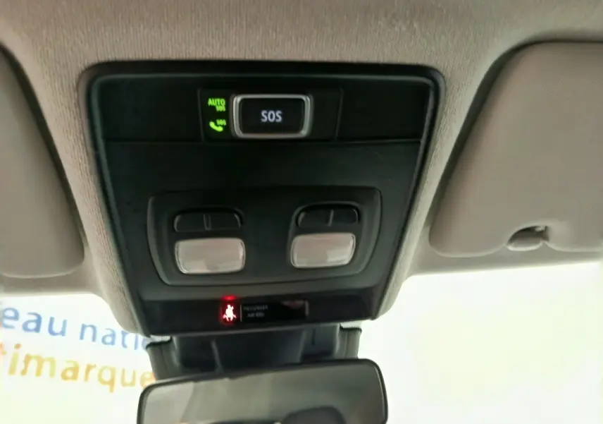 Vue intérieure du plafonnier avec bouton SOS et éclairages, sur Renault Clio blanche Evolution TCe 100 GPL 2023.