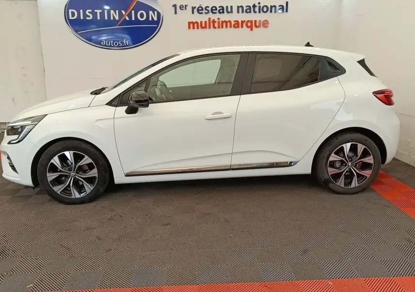 Profil droit d'une Renault Clio blanche 2023 Evolution TCe 100 GPL avec jantes alliage et rétroviseurs noirs.