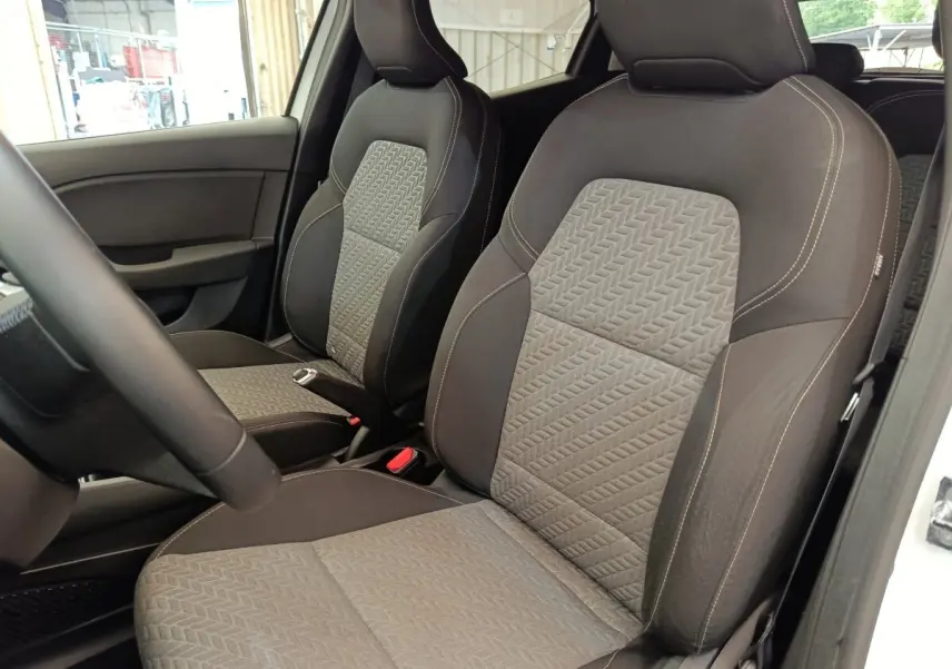 Vue intérieure rapprochée des sièges avant gris et noirs de la Renault Clio Evolution TCe 100 GPL 2023.
