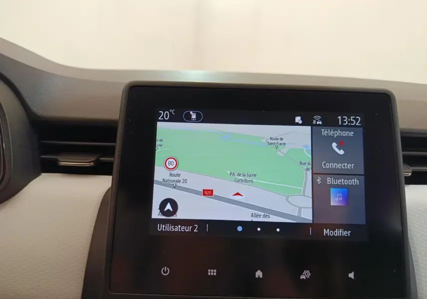Écran tactile central 7 pouces de la Renault Clio Evolution TCe 100 GPL affichant la navigation 3D.