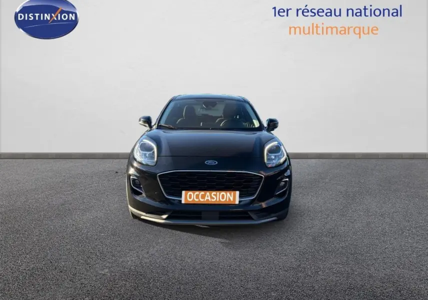 Vue frontale d'un Ford Puma noir 2023 avec phares allumés et plaque "OCCASION" visible.
