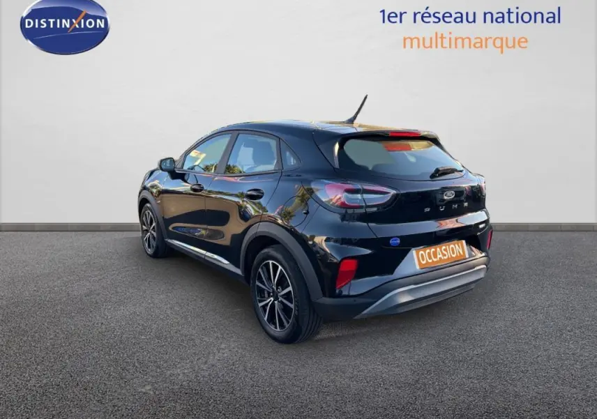 Ford Puma noir en 3/4 arrière droit, avec jantes 17 pouces et feux arrière LED distinctifs.