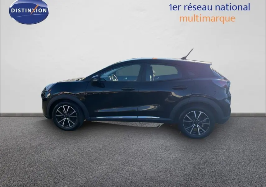 Ford Puma noir vue de profil côté gauche, avec jantes 17 pouces et lignes épurées sur fond clair.