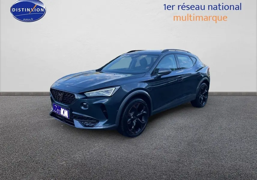 SUV CUPRA Formentor gris magnétique en 3/4 avant droit avec jantes noires et calandre distinctive.