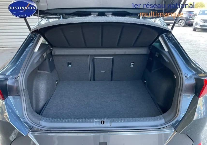 Coffre ouvert vu de l'arrière d'une CUPRA Formentor gris magnétique 2024, espace de chargement propre et spacieux.