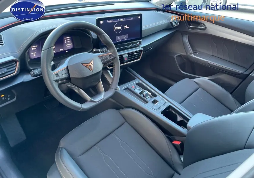 Vue intérieure côté conducteur de la CUPRA Formentor 1.4 E-HYBRID 2024 avec sièges cuir noir et tableau de bord numérique.