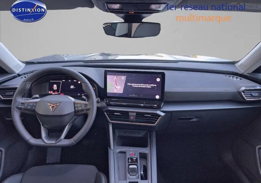 Vue intérieure frontale du tableau de bord et volant noir du CUPRA Formentor gris magnétique 2024, avec écran tactile central.