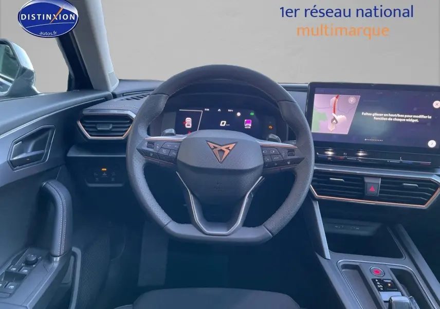Vue intérieure centrée sur le volant cuir noir et l'écran tactile du tableau de bord du CUPRA Formentor 1.4 E-HYBRID 2024.