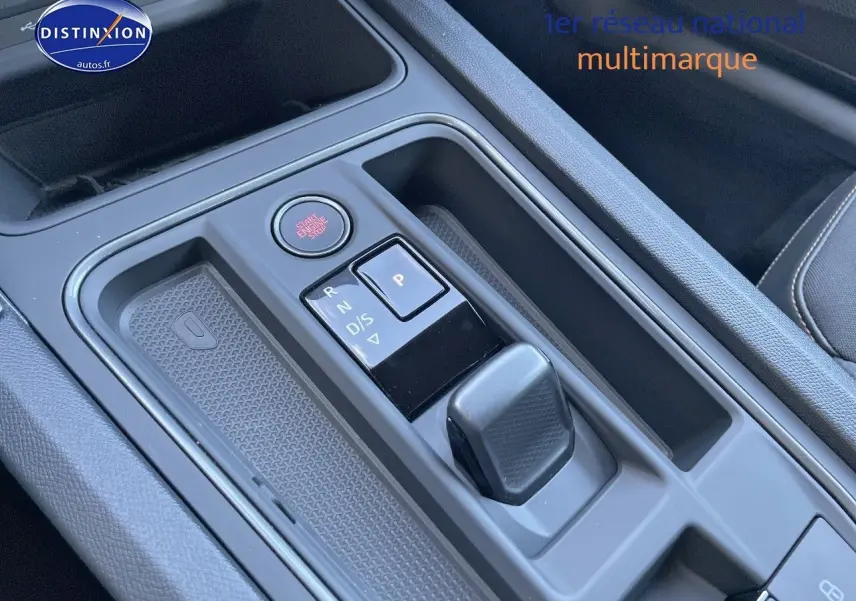 Gros plan sur la console centrale de la CUPRA Formentor 1.4 E-HYBRID 204 DSG6 avec levier de vitesse et bouton start/stop.