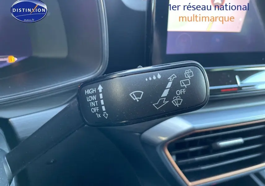 Gros plan sur la commande d’essuie-glace à gauche du volant dans l’habitacle du CUPRA Formentor gris magnétique 2024.