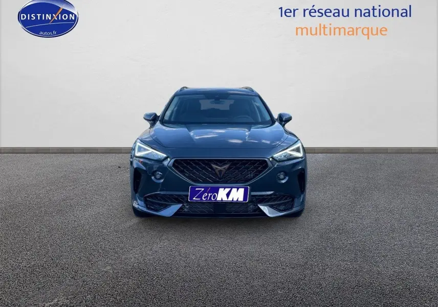 Vue frontale du CUPRA Formentor gris magnétique 2024 avec calandre noire et feux LED anguleux allumés.