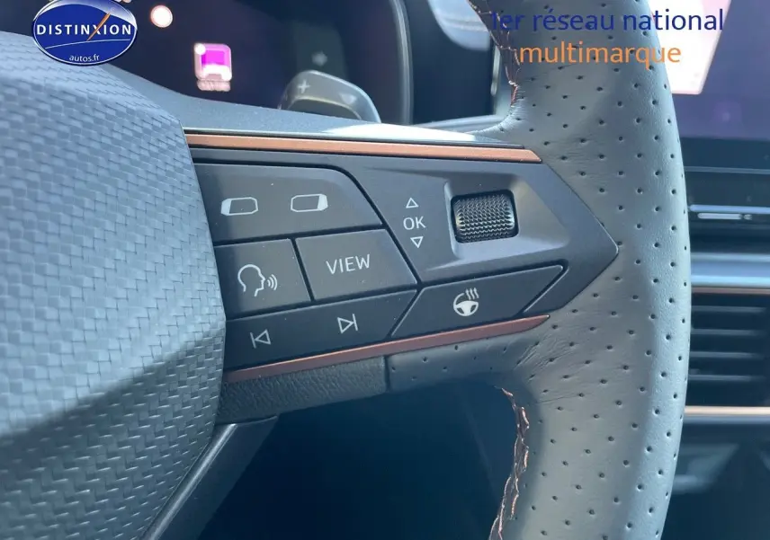 Gros plan sur le volant cuir perforé avec commandes intégrées du CUPRA Formentor gris magnétique, version 2024.