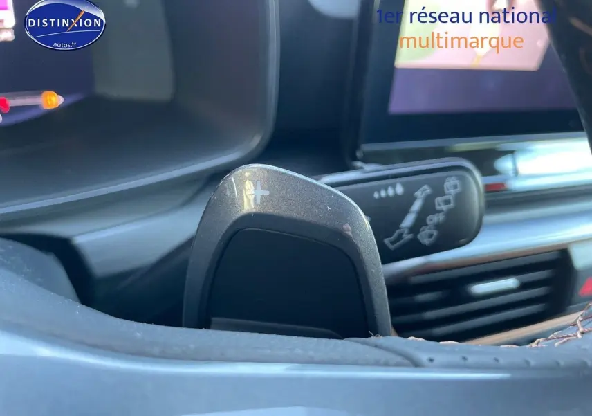 Gros plan sur la palette de changement de vitesse droite dans l’habitacle du CUPRA Formentor gris magnétique 2024.