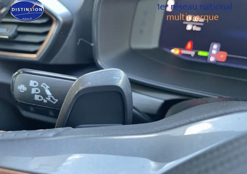 Gros plan sur la commande de clignotant et palette de changement de vitesse dans l’habitacle gris magnétique du CUPRA Formentor 1.4 E-HYBRID 2024.