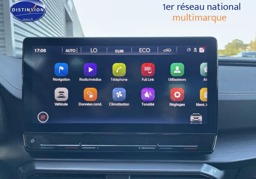 Écran tactile central affichant les options multimédias et climatisation dans une CUPRA Formentor 1.4 E-HYBRID 2024.