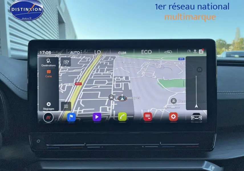 Écran tactile central du tableau de bord de la CUPRA Formentor gris magnétique, affichant la navigation GPS en mode jour.