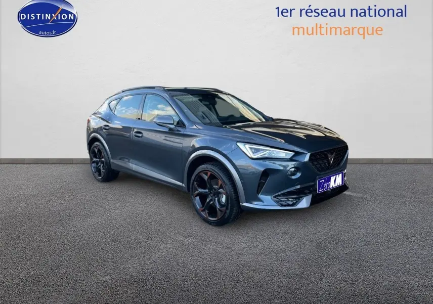 Vue 3/4 avant d'une CUPRA Formentor gris magnétique 2024 avec jantes noires et calandre marquée.