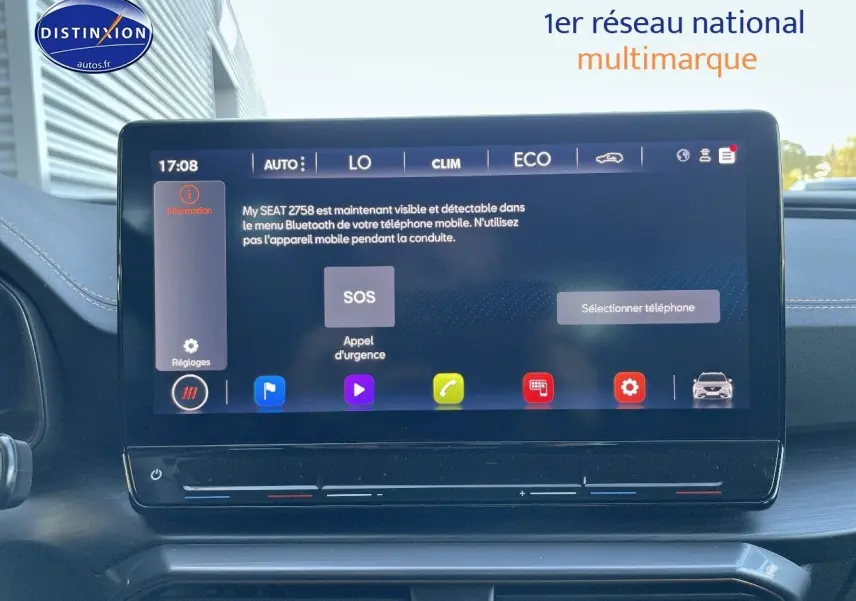 Écran tactile central affichant les réglages climatisation et connectivité dans une CUPRA Formentor 1.4 gris magnétique.