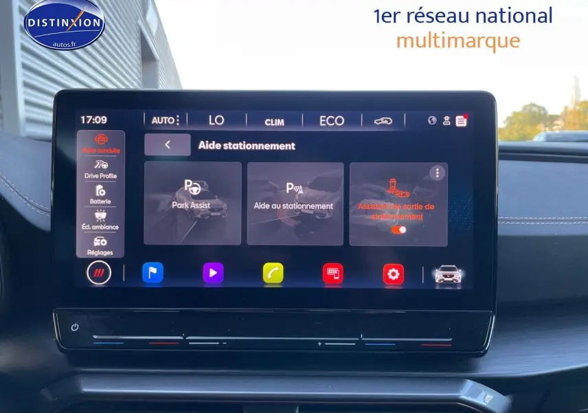 Écran tactile central du CUPRA Formentor gris magnétique 2024 montrant l'aide au stationnement en intérieur.