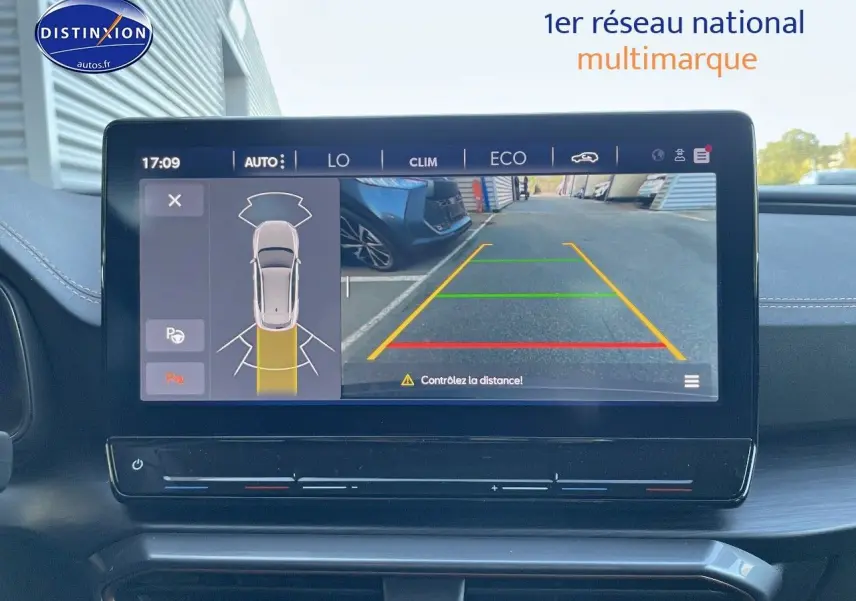 Écran central affichant la caméra de recul et les capteurs de stationnement du CUPRA Formentor gris magnétique, vue intérieure.