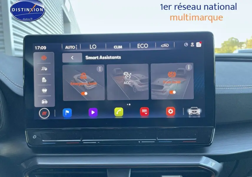 Vue rapprochée de l’écran tactile intérieur du CUPRA Formentor gris magnétique 2024 affichant les assistants intelligents.