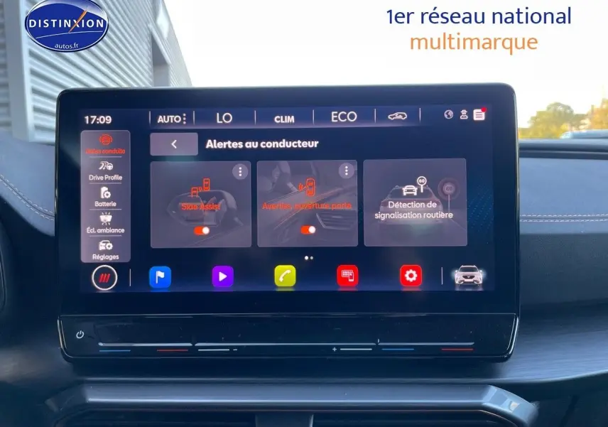 Écran tactile central du tableau de bord de la CUPRA Formentor 1.4 E-HYBRID 2024 affichant les alertes au conducteur.