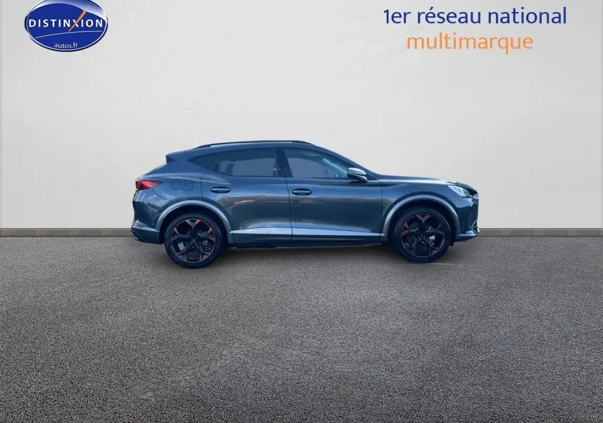 Vue de profil côté gauche d'un CUPRA Formentor gris magnétique 2024 avec jantes noires et détails cuivrés.