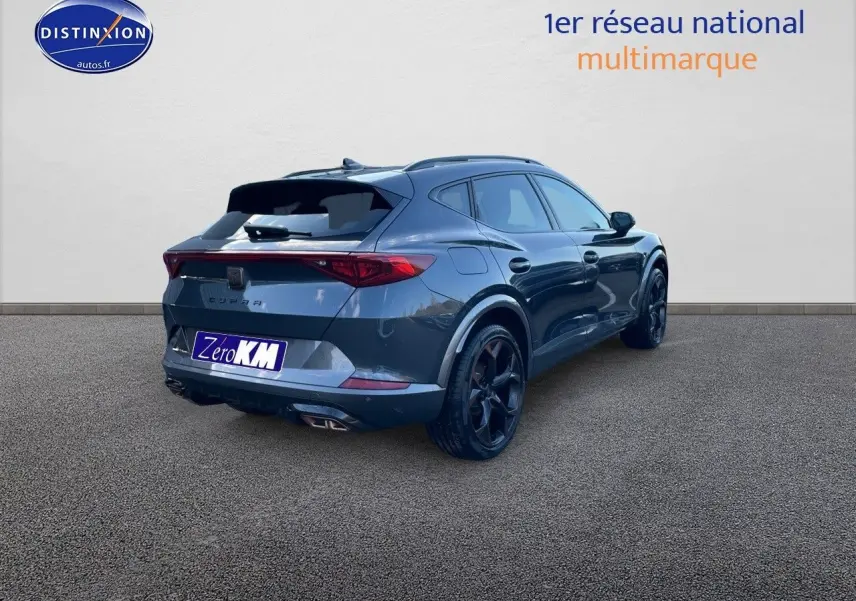 Vue 3/4 arrière droite d'un CUPRA Formentor gris magnétique 2024 avec jantes noires et feux arrière LED.
