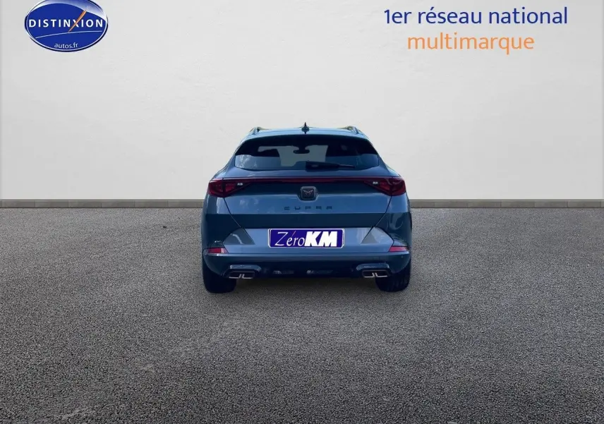Vue arrière d'une CUPRA Formentor gris magnétique 2024 avec feux LED et double sortie d'échappement intégrée.