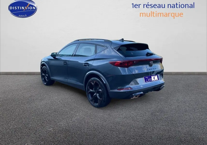 Vue 3/4 arrière droite d'un CUPRA Formentor gris magnétique 2024 avec jantes noires et feux arrière LED distinctifs.