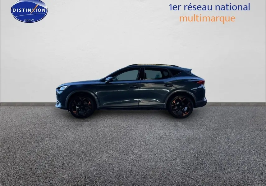 Vue de profil droit d'un CUPRA Formentor gris magnétique 2024 avec jantes noires et détails cuivrés.