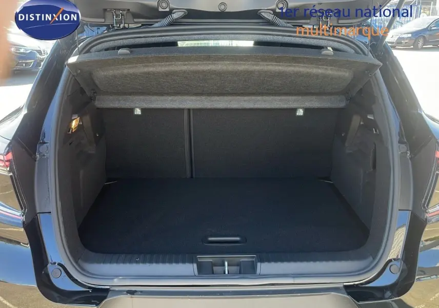 Coffre ouvert d'un Renault Captur E-Tech hybride noir étoile métal, vue arrière montrant l'espace de chargement vide.