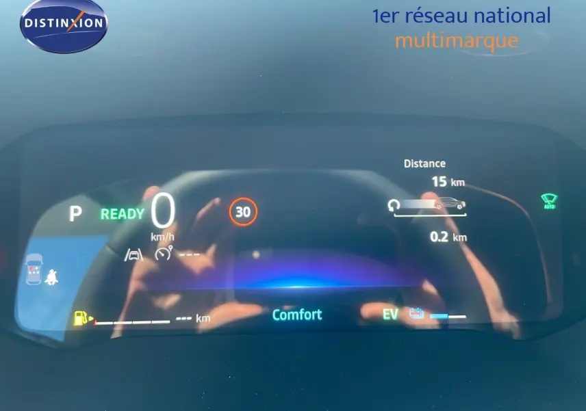 Tableau de bord numérique du Renault Captur E-Tech hybride affichant la vitesse, mode confort et autonomie électrique.
