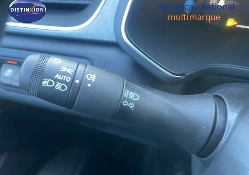 Gros plan sur la commande des phares et clignotants à gauche du volant du Renault Captur noir étoile métal 2025.