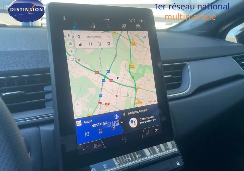 Écran tactile central avec navigation et commandes climatisation dans l’habitacle du Renault Captur noir étoile métal 2025.