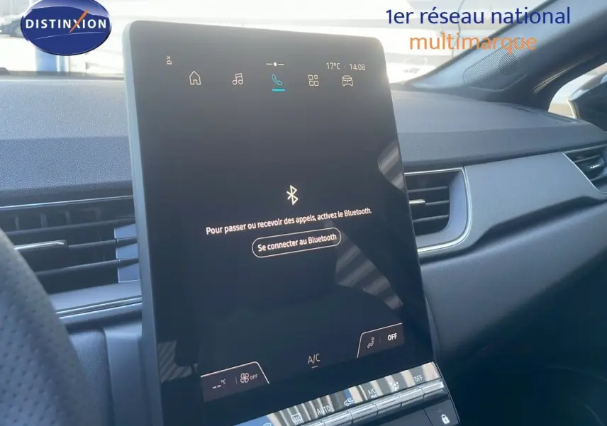 Écran tactile central du tableau de bord du Renault Captur noir étoile métal, mettant en valeur la connectivité Bluetooth.