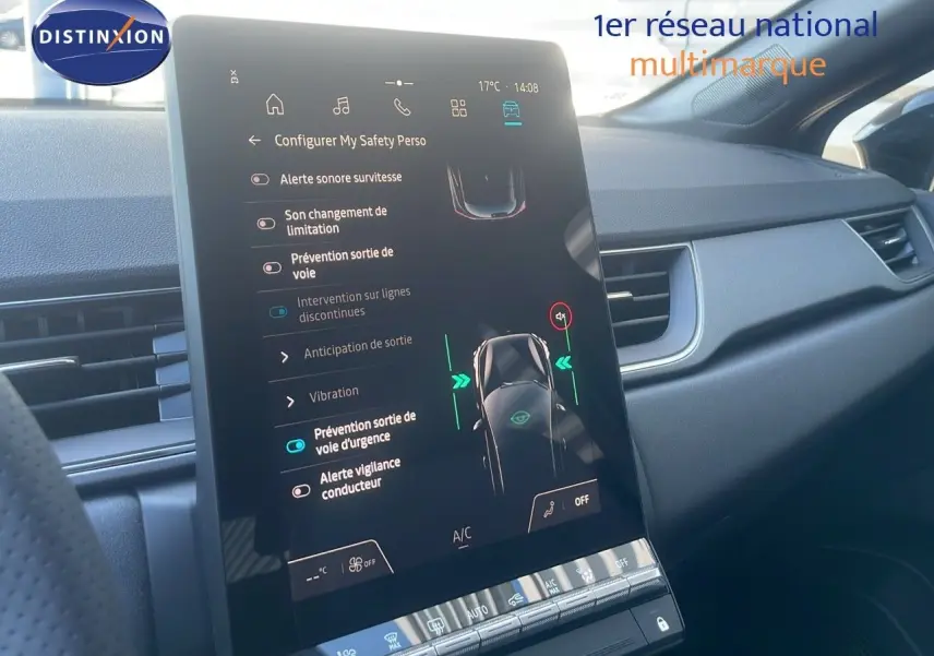 Vue intérieure du tableau de bord du Renault Captur E-Tech hybride 2025, avec écran tactile affichant les aides à la conduite.