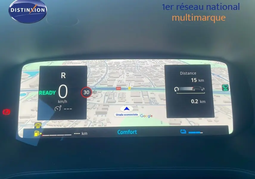 Affichage numérique du tableau de bord du Renault Captur E-Tech hybride 2025 avec navigation et indicateurs de vitesse et distance