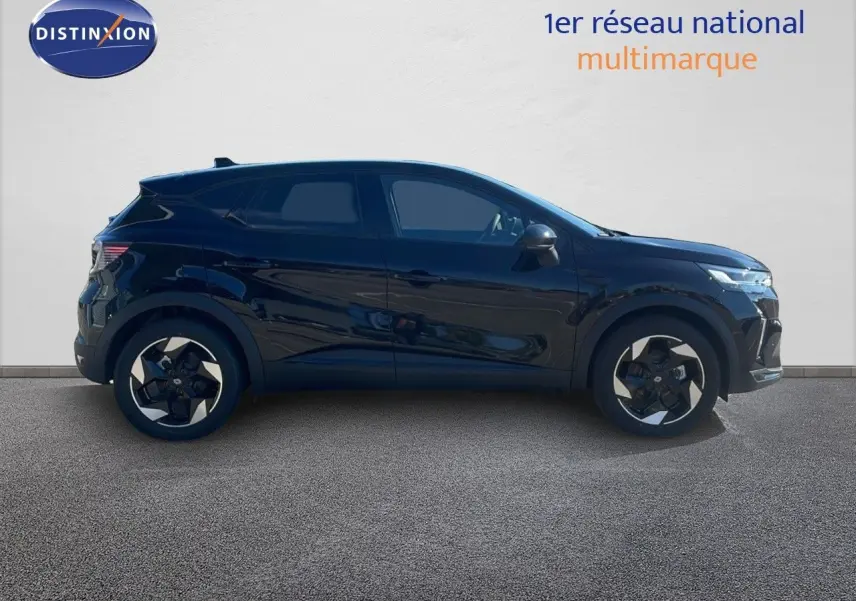 Profil côté gauche du Renault Captur E-Tech hybride 2025 en noir étoile métal avec jantes bicolores distinctives.